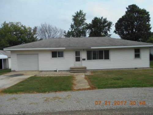 111 Fillmore Ave, Charleston, IL 61920-2533