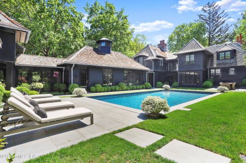 9 Hobart Dr, Greenwich CT  06831-4407 exterior