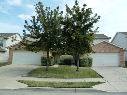 7528 Lazy Spur Blvd, Fort Worth TX  76131-5231 exterior