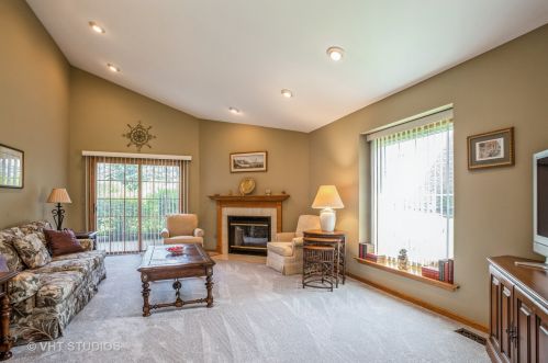558 Philip Dr, Hanover Park, IL 60103-1523