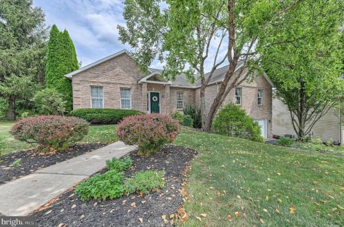 120 Summer House Ln, York, PA 17408-4293