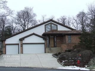 28515 Seminole Ct, Long Grove, IL 60060