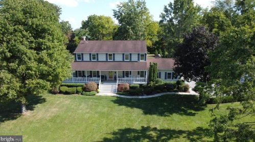 19978 Woodtrail Rd, Round Hill, VA 20141-1936