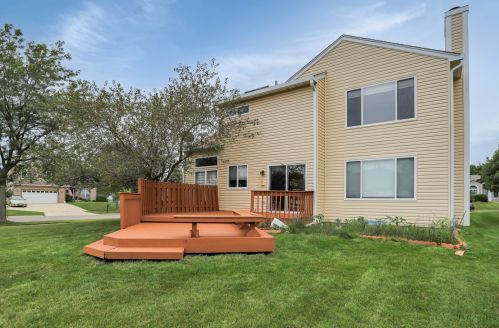 841 Tamarac Dr, Carol Stream IL  60188-4427 exterior