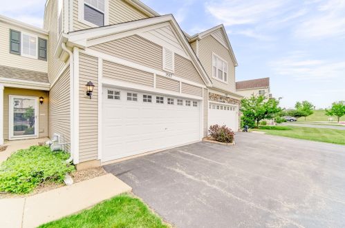 1557 Glacier Trl, Carpentersville, IL 60110-1200