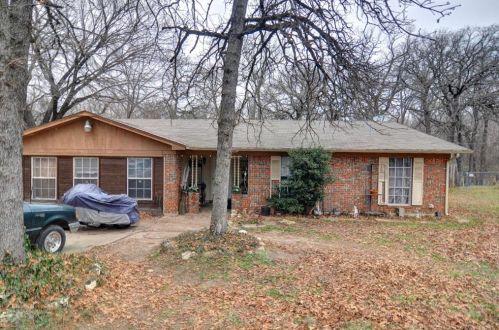 213 Glenhaven Dr, Azle, TX 76020-3623