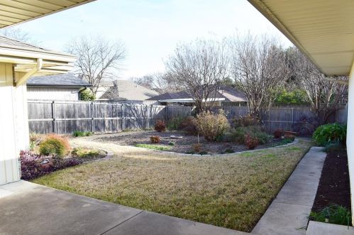 1926 Chesham Dr, Carrollton TX 75007-2403 exterior