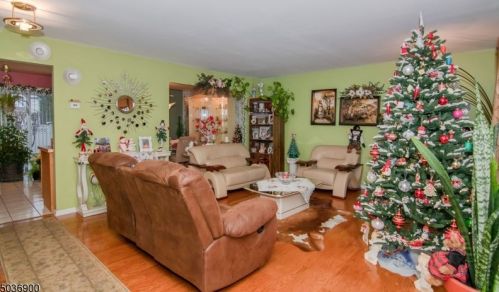 129 10th Ave, Manville, NJ 08835-1170