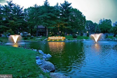 33 Valleybrook Dr, Lancaster PA  17601-4612 exterior