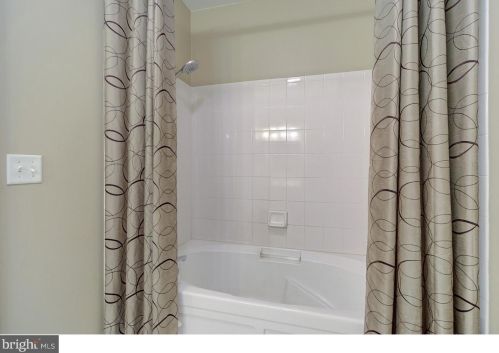 16 Kyle Way, Trenton NJ 08628-2521 exterior