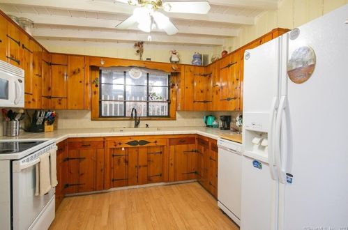 39 Narragansett Trl, Huntington CT  06484-4910 exterior