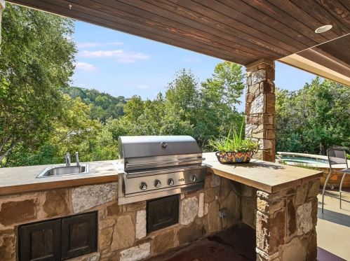1501 Cyn Edge Dr, Austin TX  78733-2000 exterior