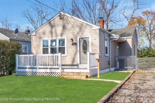 21 Ann St, East Freehold, NJ 07728-1902