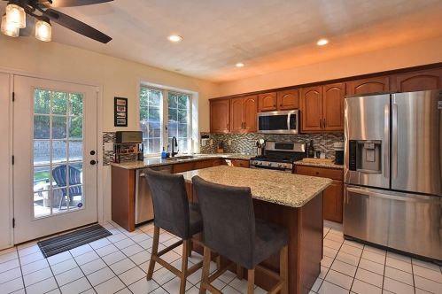 208 Castle Rocks Rd, Warwick, RI 02886-9569