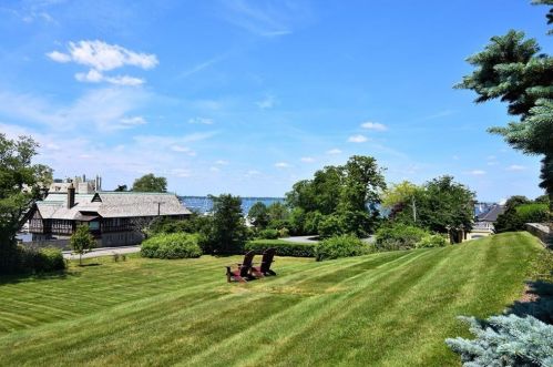 35 Chastellux Ave, Middletown RI  02840-3811 exterior