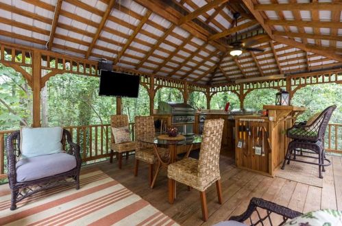 250 Cameron Ridge Dr, Atlanta GA  30328-4709 exterior