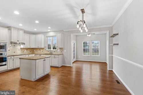 7027 Kona Dr, Gainesville, VA 20155-3324