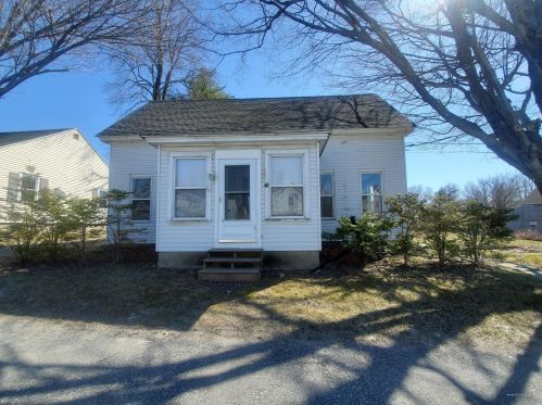 40 Royal St, Winthrop, ME 04364-1421