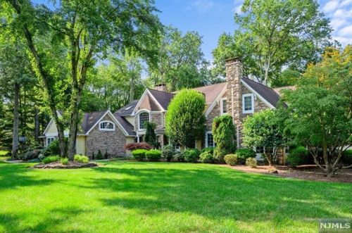 30 Oak Dr, Upper Saddle River, NJ 07458-2132