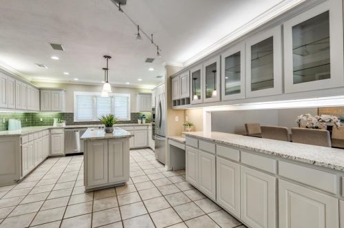 2711 Lakeview Ln, Carrollton TX exterior