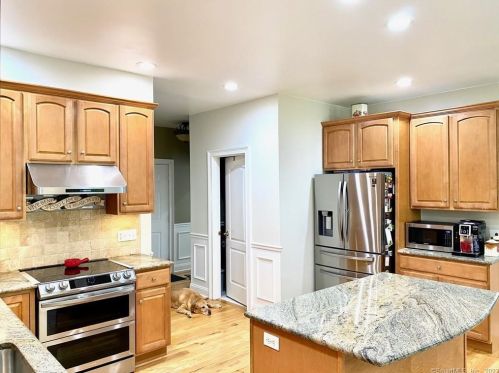 276 Soundview Ave, Huntington CT  06484-2137 exterior