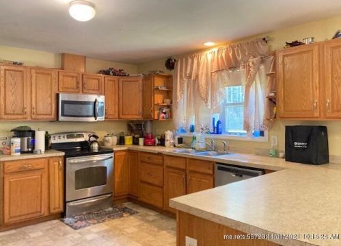 9 Macadamia Ln, Lewiston, ME 04240-1816