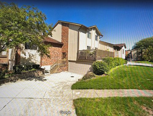 22 Windward Cir, Willowbrook, IL 60527-2228
