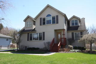221 Holly Ave, Oak Brook IL  60561-3962 exterior