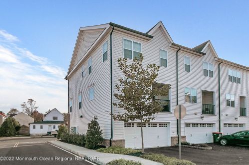 2 River St, Tinton Falls NJ 07701-1324 exterior