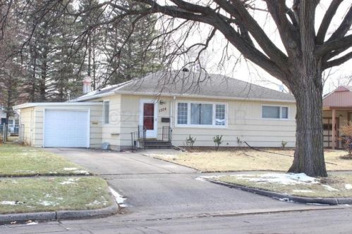 1304 17th St, Moorhead, MN 56560-5756