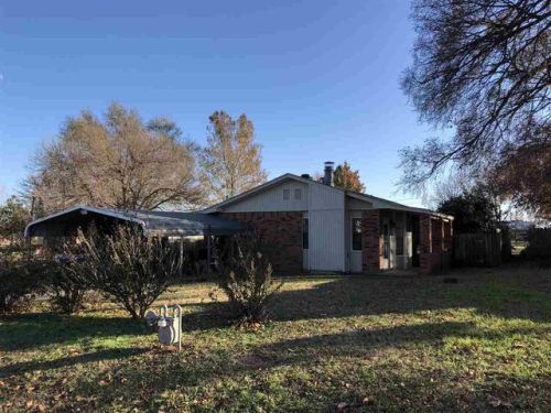 211 3rd St, Lahoma, OK 73754-1077