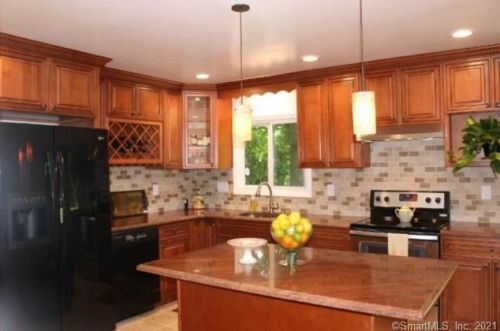 134 Deforest Rd, Wilton CT  06897-1911 exterior