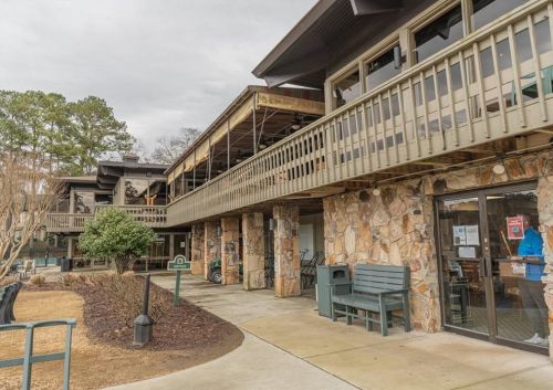 66 Montre Sq, Atlanta GA  30327-4043 exterior