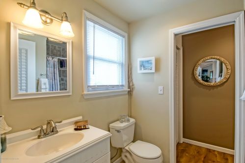 16 Las Vegas Rd, Lavallette NJ 08735-1815 exterior