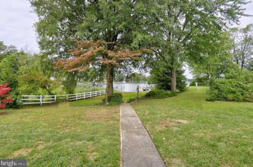 8098 Ventnor Rd, Riviera Beach, MD 21122-5727