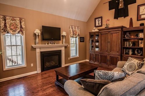 5 Briarwood Ln, Durham, CT 06422-1222