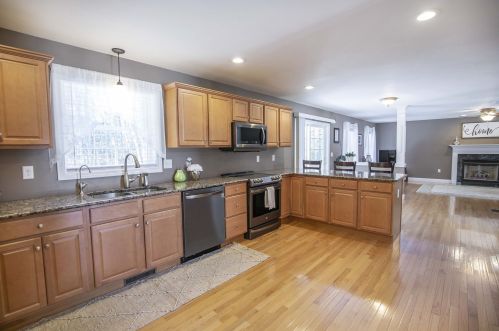 4 Edward Cir, Londonderry, NH 03053-4084