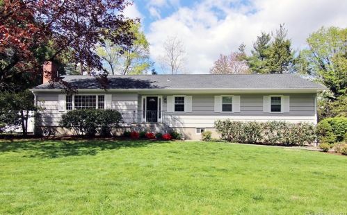 12 Coachlamp Ln, Greenwich, CT 06830-4003