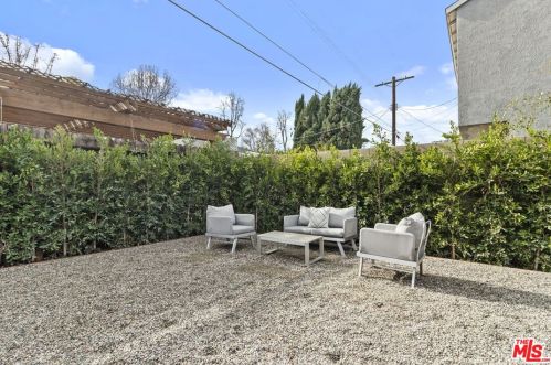 13934 Peach Grove St, Van Nuys CA  91423-1939 exterior