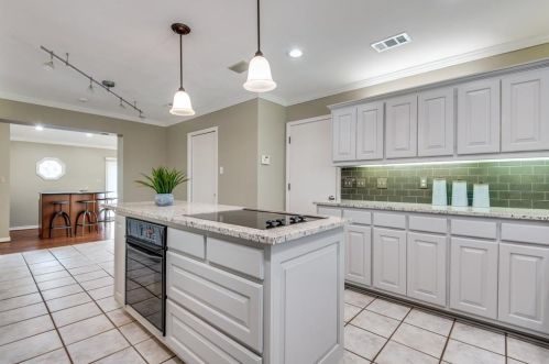 2711 Lakeview Ln, Carrollton TX exterior