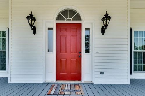 20 Shoreline Dr, Jefferson, GA 30549-2122