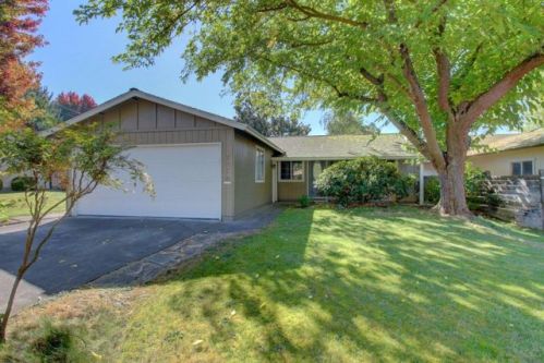 2078 Hill Way, Medford, OR 97504-6266