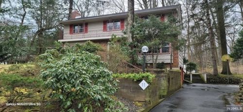 11 Stone Fence Rd, Allendale, NJ 07401-1845