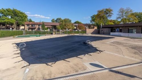 2636 Windsor Dr, Arlington Hts IL  60004-2719 exterior
