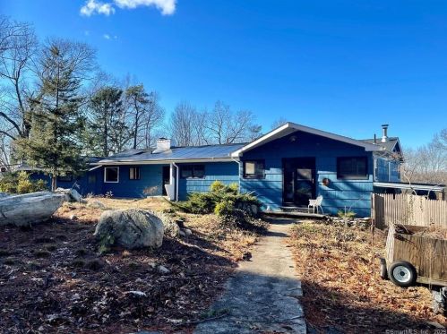 3 Hemlock Cir, Gales Ferry, CT 06335-1023