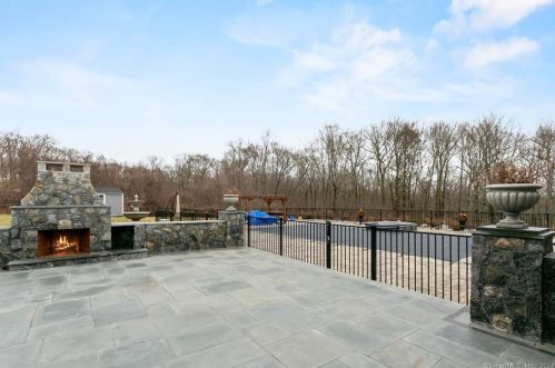 76 Mustang Dr, Upper Stepney CT  06468-1371 exterior