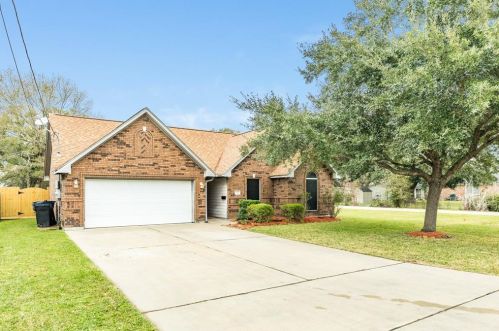 629 Myrtle St, Angleton, TX 77515-5834