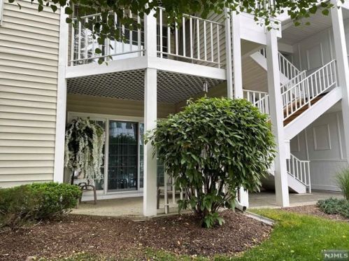 1208 Sycamore Ln, Mahwah, NJ 07430-2368
