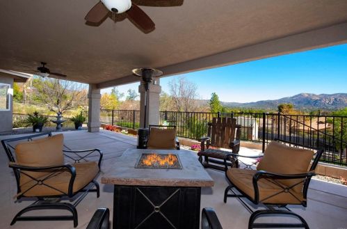 16235 Oak Springs Dr, Ramona, CA 92065-4266