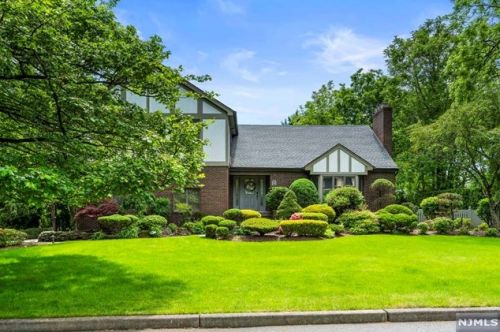 10 Theyken Pl, Ridgewood, NJ 07450-2936